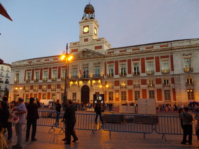 エル・コレス・イングレスの地下のスーパーで、いろいろ買い物しソル駅に戻りましたが、外は少しずつ暗くなり、駅そばのマドリード自治政府庁がライトアップされてきれいでした。<br /><br />これで、今回の旅行も終わりです。<br /><br />スペインは多面的でほんとに素敵なところでした。