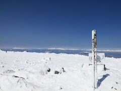 雪に埋もれた山頂ヒュッテから一歩き。
遂に山頂到着。10:53。
スタートから3時間。ほぼ予定通り。