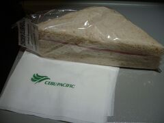 Cebu Pacific Airlines
PVG - MNL 5J679
Shanghai to Manila
16 Sep, 2007
☆
セブパシフィック航空で上海からマニラに飛んだ。７００元（約10,000円）のチケットだけあって、機内食は有料。サンドイッチは中国元、米ドル、フィリピンペソで購入可能で二ドル。高い割には不味かった・・・。機内に食事を持ち込んで食べた方る事をお勧め。