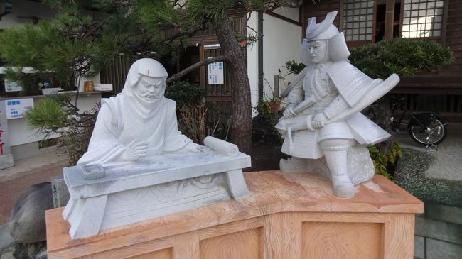 寺の中には腰越状のレプリカや、義経にまつわる絵が展示してありました。<br /><br /><br />義経が平家を壇ノ浦で滅ぼした後、捕虜（平宗盛親子）を連れて鎌倉へ下る折、ここを越えたら鎌倉というこの場所にきて、お前は鎌倉へは入れない、と言われて留め置かれたのがこの満福寺です。<br />義経一行はしばらくここで沙汰を待ったものの、頼朝は会おうともせず、凹んだ義経が頼朝の近臣である大江広元に取り次いでヨーと出したお手紙が腰越状。<br /><br />腰越状は今になっては本当に義経が書いたものか、疑問視されているんですがー。