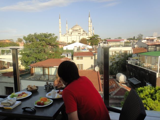 ３日目の朝。今日はブルーモスクを見ながらの朝食。