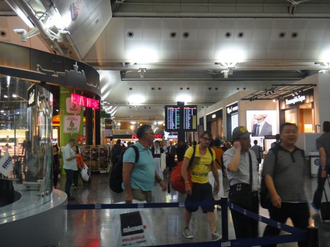 深夜なのに結構人が多い。