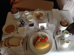 京都２泊目の朝はルームサービスで朝食にしました。