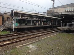 奈良線で、東寺駅で京阪に乗り換え。京都の鉄道網は地下鉄が中心部の路線をカバーする東京、大阪にくらべ、私鉄が中心に直接乗り入れる分、会社が異なる路線ばかりで不便でしたが、共通のICカードで利用できるようになってだいぶ面倒が減りました。行き当たりばったりでも対応しやすいですからね。