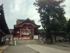 男山山上駅は神社の境内の裏側なので、ぐるりとまわって正面の南総門に