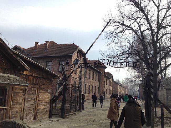 アウシュビッツの日本人ガイド、中谷さんに事前にメールをしてガイドを申し込みました。<br />この日は私の他に6〜7人の日本人がいました。<br /><br />それにしても、観光客が多い！！<br />博物館に入る前に持ち物の検査があるのですが、そこで長蛇の列ができていました。<br /><br />写真は、収容所の出入り口。有名な「ARBEIT MACHT FREI」の文字が見えます。