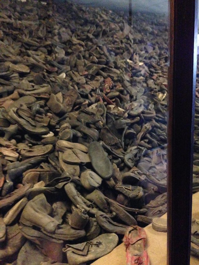 囚人から奪われた靴の山。<br /><br />他にも、眼鏡、義足、鞄、更には髪の毛など、色々なものが山積みにされていました。<br />これでも全体のほんの一部だということを考えると、どれだけの人がここへ連行されてきたのか・・・・。