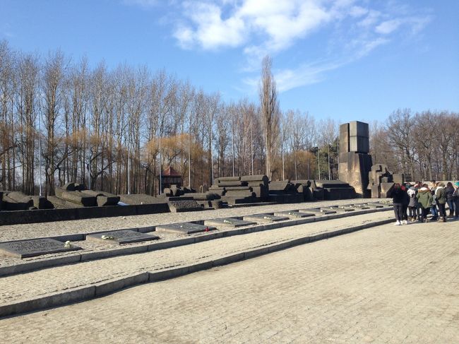 追悼碑。<br />白バラが置いてあるのは、ドイツで起きた反ナチス運動、「白バラ運動」にちなんでのことだそうです。<br /><br /><br />ドイツ国民全員がナチスに賛成していたわけではないんですよね。