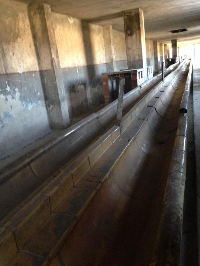 洗面台。<br />石鹸置き場がありますが、実際に石鹸が置かれることはなかったのでしょう。<br /><br /><br /><br />アウシュビッツとビルケナウを訪れてみて、残酷なことが起きた場所、というのを実感することはできませんでした。<br />暖かくて、心地よくて、その辺に寝転んで昼寝さえできそうな気候。<br />そのギャップが怖かったです。<br />でも、他に大切なことを知りました。<br /><br />ガイドの中谷さんが、よくおっしゃっていた言葉が印象的でした。<br />アウシュビッツで、囚人が隠れて撮影した写真・・・屋外で女性たちが裸にされ、ガス室へ連行されていく写真や、死体が焼かれている写真。<br />これらの写真を前に、中谷さんは、これがジャーナリストの伝えたいことなんだ、とおっしゃっていました。<br />現実に残虐なことが起きているという事実は知っていても、実感が得られないから救いの手が差し伸べられない。<br />当時のイギリスやアメリカもそうだったのでしょう。<br />それは、現代に生きる私たちにも当てはまっています。<br />中谷さんは、ISISに拘束され殺害された後藤さんを例に挙げていました。<br />彼は、こういう、事実としては知っていても、実感が得られない戦地の状況を皆に知らせたかったのでしょう。<br />戦地に赴いて殺害されたジャーナリストたちに対して、日本ではよく「自己責任」という言葉が使われます。でもそれは決して「自己責任」という言葉で片づけてはいけないことなんだ。・・・<br /><br />アウシュビッツを訪れる、というのは、単にホロコーストの歴史を知るだけではなくて、現代の問題、そして未来に起こりうる問題に対しての考え方を見直すのにとても良い経験だと思います。