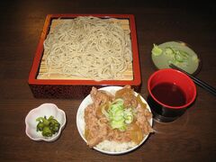 お腹が空いたので、水上駅前の“そば処　くぼ田”にて
昼食を摂ることにする。
私は平日限定１０名様ランチの“もりそばセット”を注文。
もりそばとミニ牛丼が付いて８００円くらいだったかな？
そば湯と温かいお茶も付いて、食後はホッと一息♪