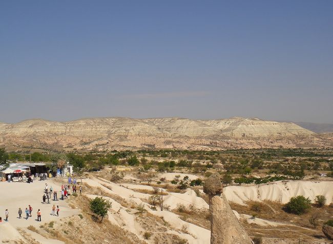 向こうに見えるのはローズバレーだろうか。夕日に当たらなくとも既に下層部の色が違う。