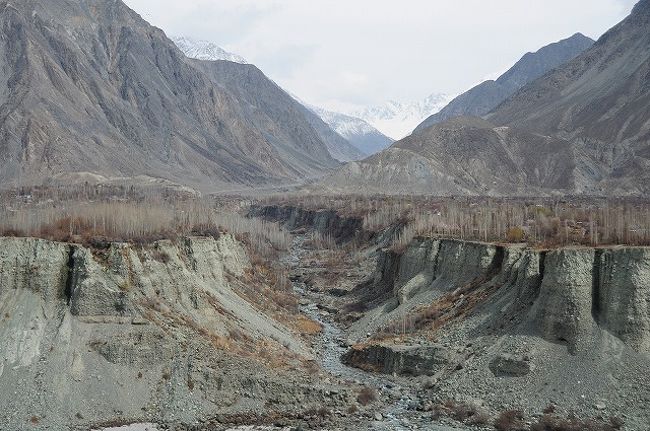 KKHからギルギット川を挟んだOshikhandassとJalal Abadの間にある谷。<br />二つの村も薄いピンク色に染まっている。<br /><br />