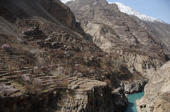 スカルドへ行く途中の村。<br />ところどころ、日当たりのいい山の斜面の花が咲いていた。