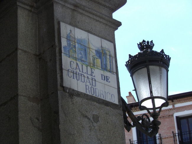 旧市街の建物の壁には、通りを表示したプレートがありました。