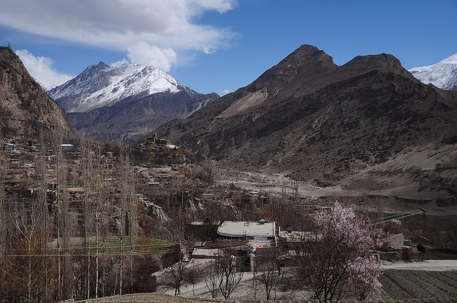 再びフンザへ戻ってきて、Eagle's Nestホテルのあるビューポイント、Duikarまで登った。<br /><br />村の人たちは40分でサクサク行くのだが、標高高く登り慣れてない私は休みながら写真撮りながら、2時間近くかかってしまった。