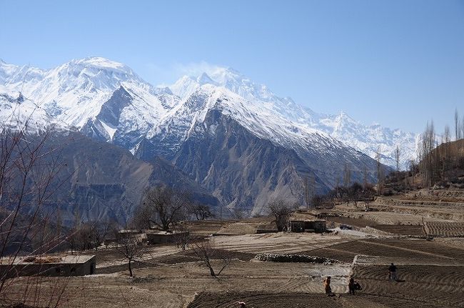 後日快晴の時にリベンジでDuikarの隣のShahabadまで行ってみた。<br /><br />畑仕事に精を出す人々。<br />このあたりはじゃが芋を植えているところ多い。<br />