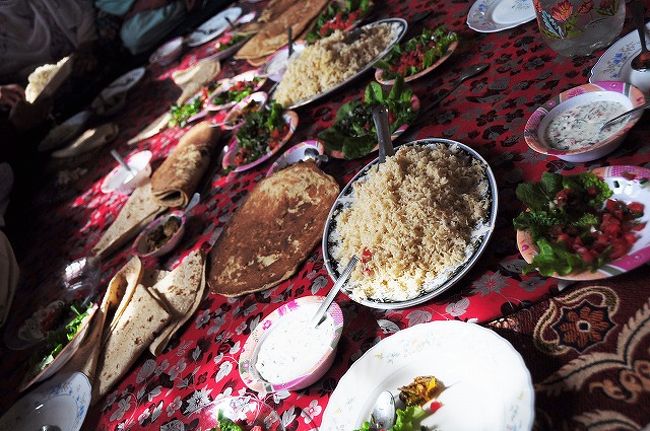 この日はギルギット地方の婚約式に参加させてもらい、食事をいただいた。<br /><br />将来の花婿不在で、花嫁とその家族、そして花婿の家族の顔合わせと挨拶が行われる。<br />結婚式当日まで当人同士は会えないって、そんな。。<br />まあ今の時代、お互いの写真持ってたけどねｗ