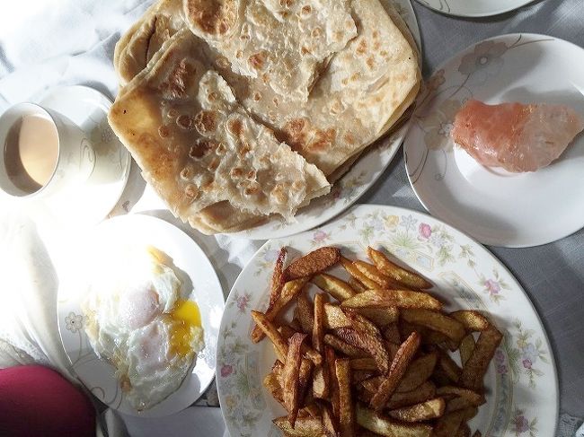 翌朝。<br />大好物のパラタ、目玉焼き、そして美味しいじゃが芋で作ってくれたフライドポテト。<br />この日はスカルドまで5時間以上のドライブ。途中食べるところあまりないんだから、たくさんおあがり、とおばあちゃん。<br /><br />写真右上のピンクソルトは、チャイに直接浸して溶かす。<br />この辺りはチャイに塩を入れる家庭が多い。