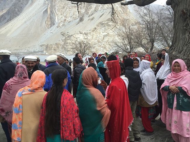 そんな中、結婚式が行われていたので見に行った。<br />この寒い中、村中の人が集まって見に来ていたよ。<br /><br />本当は太鼓や音楽を流すんだけど、ちょうど村の人が亡くなってお葬式があるので自粛しているらしい。<br />結婚式も村の行事になってるんだなあ。