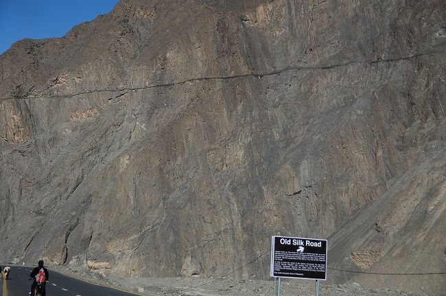 KKHをイスラマバードへ向けてひた走る。<br />フンザでアンズの花が咲き乱れる風景を空想しながら、17時間の長い長いドライブです。