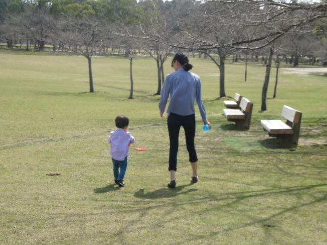 次女（ママ）とべべちゃま<br /><br />手を振り払ってひとりで歩きたがります