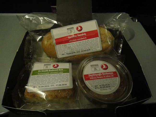 帰りの国内線でももちろん機内食は出た。なかなかおいしかった。<br />なんせトルコ滞在が３日間の為、イスタンブールから日帰りだったが、効率良く見たい場所は見れたので利用して良かった。<br />我々は初めから気球は乗らない予定だったが、どうしても乗りたい方は、やはり宿泊しないと無理であろう。