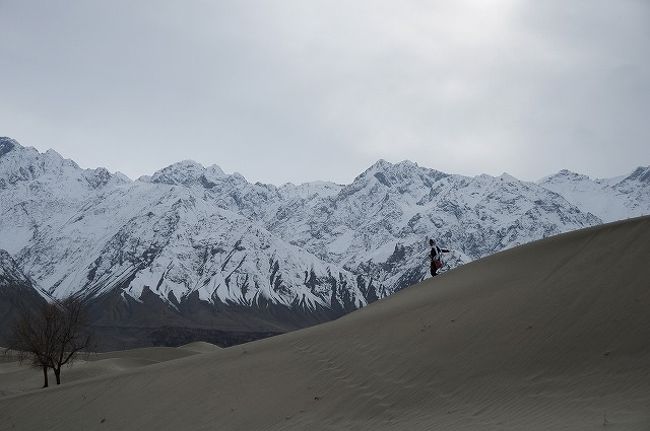 2,300メートルのところにある砂漠と雪山という組み合わせ。<br />絶景！