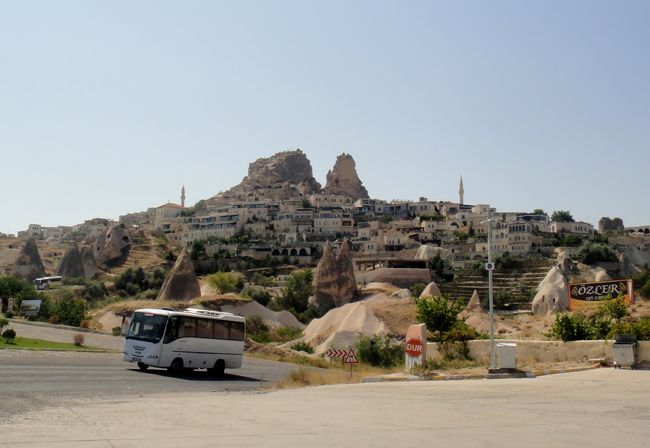 そしてツアーお決まりのトルコ石の宝飾店に寄るが、これはしょうがない。どのツアーにも組み込まれている。私はこういった宝石類には余り興味がない。なので、どうせなら雑貨屋に連れて行ってくれよと思った。<br />チャイを頂いて、そそくさと店を出ると、そこにはさっきまでいたウチヒサール城と洞窟ホテル等であろう建物が沢山あるのがよく見えた。そうして木陰で座りながら一服し、親子を待つのであった。<br />