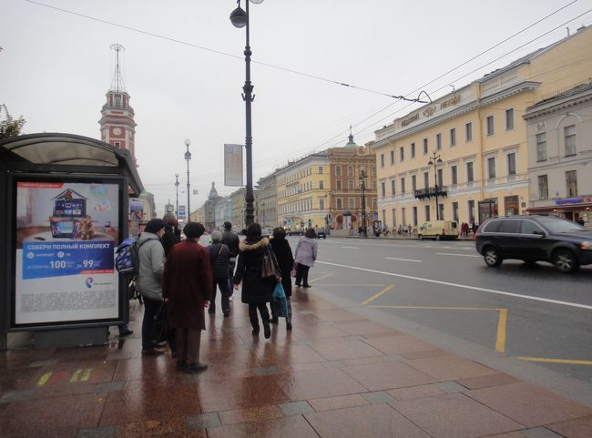 この後、添乗員が言っていた寄らなくてはいけないお土産屋に連れていかれる。が、ここでなんと１時間の買い物タイムとなる。こんなとこで時間使うなら自腹を切っても良いから、さっきの教会に入場させる時間をとって欲しかった･･･<br />ここのマトリョーシカは先程とは違って買いやすい価格になっており、いくつか購入してしまう。いや、うっかり１軒目で高価なマトリョーシカを見たのでそう感じてしまったのかもしれない。それでもこの買い物タイムは時間があまり、迷わない程度に通りをウロウロした。<br /><br />再集合して一服していると、なんと喫煙仲間の１人が、さっきの救世主教会まで歩いて行き、入場したと言うのだ！土産屋に来るバスの中から、教会が見えたから歩いたら行けた。１０分位だったよ。と。なにぃ〜。知っていたら私も確実に行っていた。これからツアーに参加する方、芸術広場と呼ばれる近辺のお土産屋に連れていかれたら、教会はそこから歩いていけますよ。添乗員はもちろんそんな事教えてくれません。<br /><br />後に帰ってきて個人旅行者のバイブル、歩き方を見るとショップリストに大きく掲載されていた店であった。