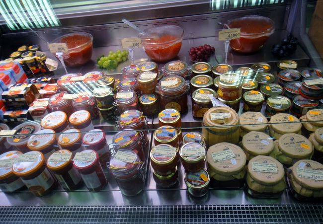 近くのスーパーにでかける。色々なイクラが並ぶ。なんせ夕飯が早かった為、お腹が空くだろうと惣菜系も購入した。