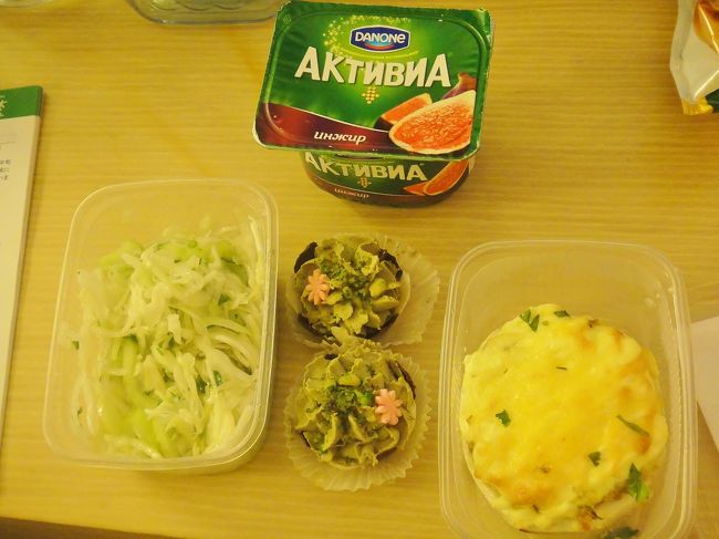 左はサラダ、真ん中はプチケーキ、右がキッシュのような物。全てなかなか美味しかった。