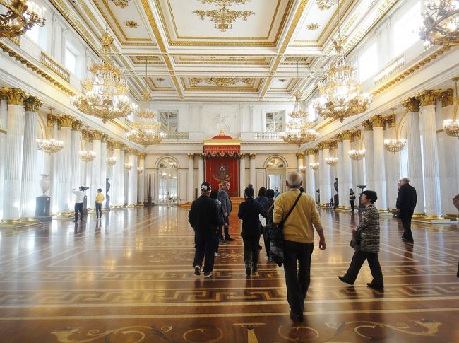 聖ゲオルギーの間。<br />この奥の椅子が皇帝の座る椅子で、宮殿にやってきた人はここで皇帝と会うらしい。