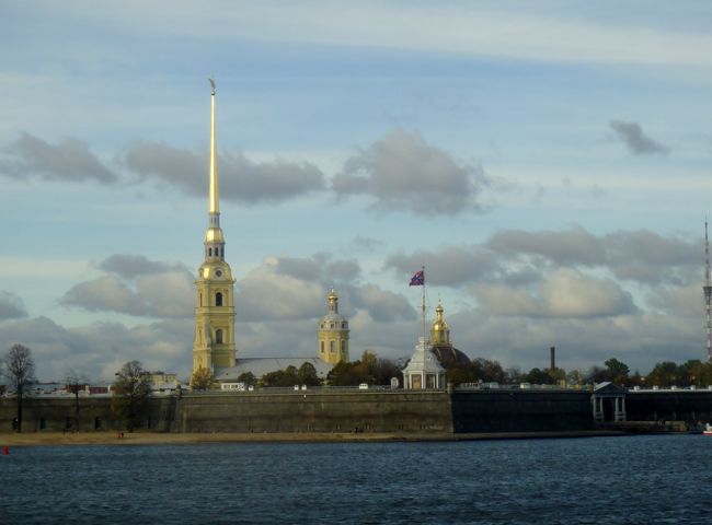 ペテロパヴロフスク要塞。<br />ここがピョートル大帝が創建したサンクトペテルブルク発祥の地。中には博物館やピョートル大帝の墓等もあるようだ。が、残念ながらこちらも車窓より。<br />見学はツアーに入っておらず･･･