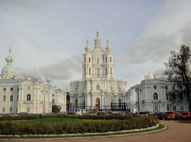 スモーリヌイの聖堂。ここで写真下車。昔は女子修道院でロシアでの女子教育の礎を築いた場所だとか。ロシアバロック建築家のラストレッリさんが設計したらしい。<br />