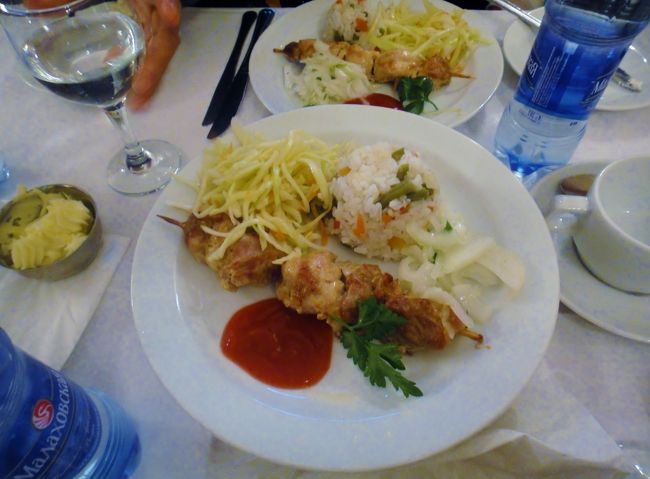 今日の夕食。サラダ・チキンサテ・リンゴのデザート。<br />食事には必ず水がついてくるので買わずして溜まって行く。私は味のない水はあまり飲めないので歯磨きに使ったりして消費していた。部屋にポットでもあったら紅茶とか飲めるのに。<br /><br />