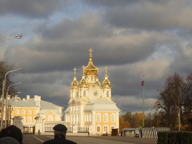 ４日目。今日は少し離れたピョートル大帝夏の宮殿、ペテルゴーフへ行く。例年１０月初旬あたりまでは噴水が出ているのだが、残念ながら今年は終了してしまっていた。