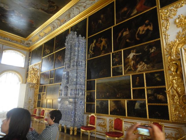 絵画の間。<br />現地ガイドが、ここは貴重な絵画ばかりだからぜひ写真に撮って下さい。と言うので３方向撮影してみた。すごいのだろうが、この手の絵画は暗いので個人的には好きではない。