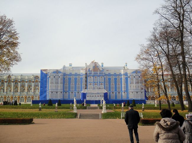午後はエカテリーナ宮殿。正面は修復中なのか幕がかかっていた。我が母はそれに気づかず、すごい色だねぇなんて言っている。観光時期がシーズンでない為か、思ったより全然空いていた。