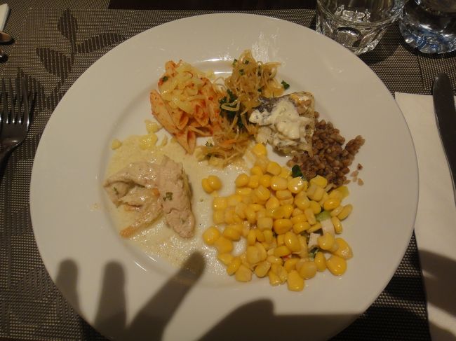 今夜は宿泊ホテルでのブッフェ。そして、明日の朝は飛行機移動で早朝出発の為、朝食のサンドイッチboxをもらう。<br />