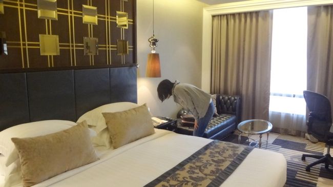 ランドマークホテルは、ＢＴＳのナナ駅から徒歩3分くらいの所にあり、ターミナル21などにも歩いて行けます。スクンビット通りに、色々なお店があるので、歩いても苦になりませんでした。<br />フリーで動くのに、駅が近いのはとても良かったです。<br />朝食も種類が多く美味しかった。<br />バスタブも大きく、ゆったりできます。<br />早の広さもベッドの大きさも、かなりゆとりがありました。<br />満足出来るホテルでした。