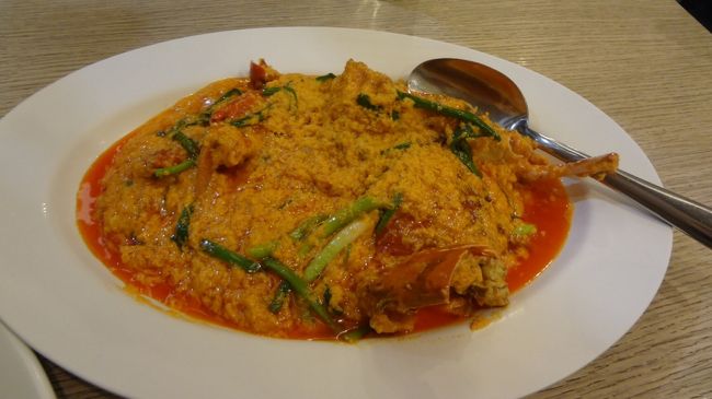 ホテルに着いたのは、夕方で、荷物を置き、少し休んでから夕食を摂りに出かけました。<br />タイに行ったら、プーパッポンカレーを食べたいと思っていたので、一応有名どころを抑えておこうと、ソンブーンに行きました。ラチャダー店に行くことを考えていましたが、サムヤーン店にいきました。混んで居なく入りやすい、駅から直結しているとの情報があり、サムヤーン店にしました。プーパッポンカレーのＳサイズはなくて、Ｍサイズと焼きエビと豚肉と野菜の炒め物、ご飯、ビール、ジュースを注文。1190バーツでした。<br />プーパッポンカレーは美味しかった。蟹はたべにくかったけど。<br />プーパッポンもエビ少し冷めていて、作り置きしているのか、効きすぎの冷房で冷めてしまうのか、ちょっとそれが残念。<br />今度は違うお店のプーパッポンカレーを食べてみたいという感じです。