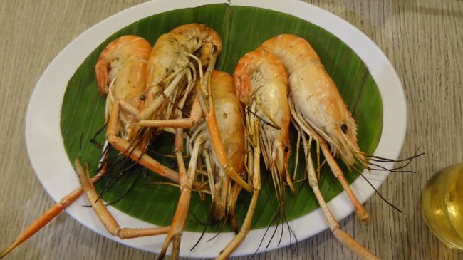 焼きエビ <br />エビの殻は、スタッフの方がむいてくれました。