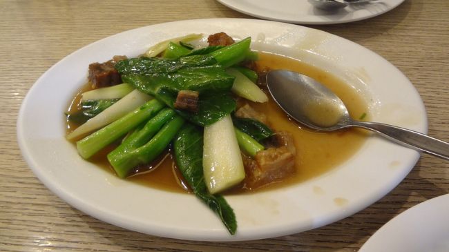 お肉は硬くて、野菜は日本では食べたことのない野菜。<br />普通に空芯菜炒めの方をお勧めします。