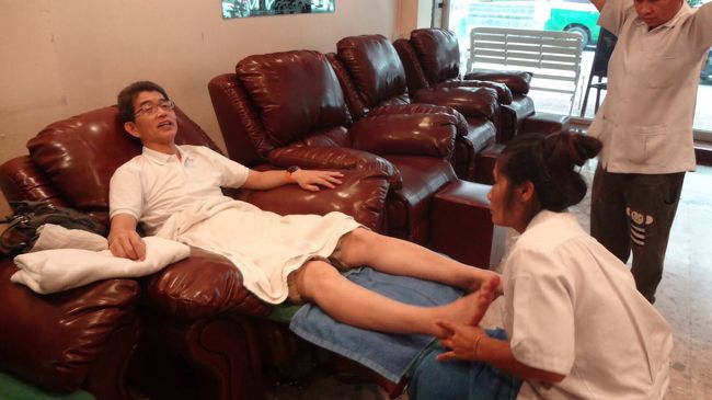 ツアーから戻り、ホテルで休んだ後、HISについていた、無料マッサージに行きました。<br />タイムズスクエアにHISのカウンターがあり、そこでチケットを受け取り、「もみや」にいきました。<br />足マッサージと全身指圧追加料金を払い受けました。<br />痛くてきもちよくはなかった。点でギュッギュッと押されるのは、緊張が入りやすい私には合わなかった。<br />無料マッサージと言っても、チップを100〜200バーツ払うように強制されて、チップは払うつもりでいたけど、なんだか気分が悪かった。<br />