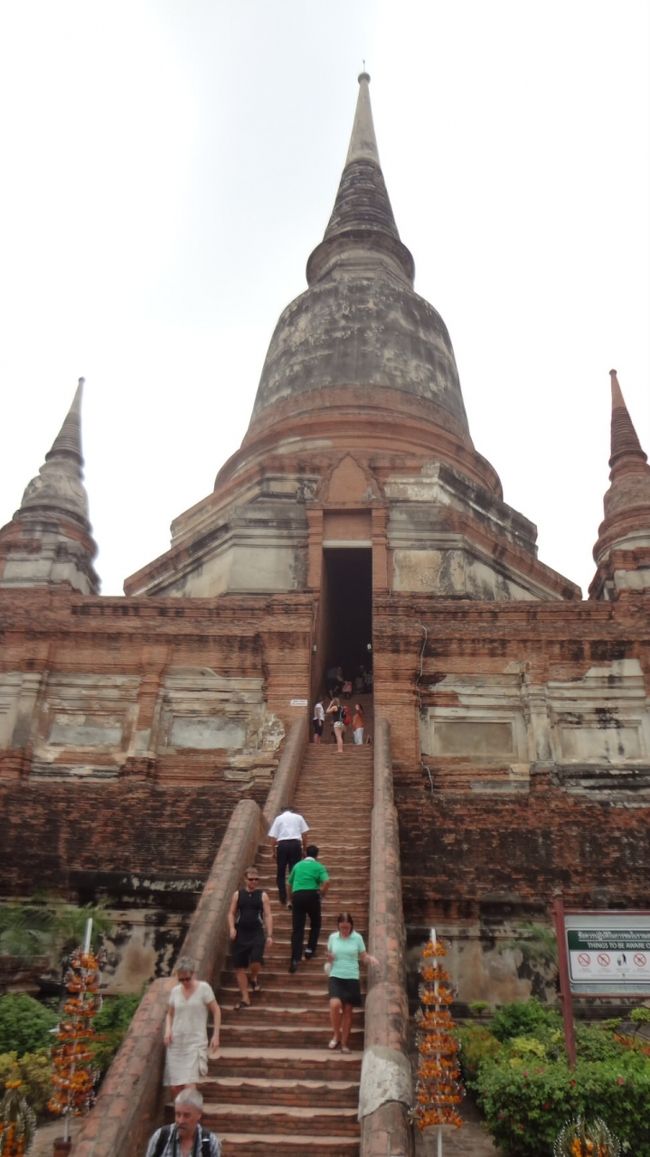 ワット ヤイ  チャイ  モンコン<br />塔に登ることができ、その中に礼拝堂があります。<br />仏像が数体あり、20バーツできんぱくを購入し、仏像に貼りました。<br />