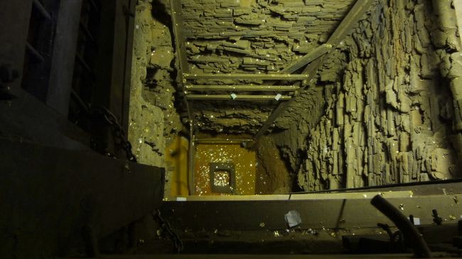 礼拝堂の中央に井戸のような物があり、上から金箔を落とし、中央に落ちると良いらしい。<br />金箔が、ハラハラと舞って落ちて行き、 中央に到着しました。<br />私は 、1回で、主人は2回目で。