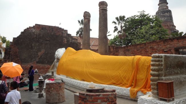 ツアーは、日本語の出来るガイドさんがつきますが、ガイドさんが説明しながら、見て回るという感じではなく、各場所で3分位のガイドブックに書かれて知っているようなことを説明され、あと20分位、自由行動という感じです。遺跡にいては、よく意味が分からず、あまり印象に残りません。<br />金箔で遊んだ事だけが残っているという感じです。<br />効率よく見て回れるのはよかったですけど。