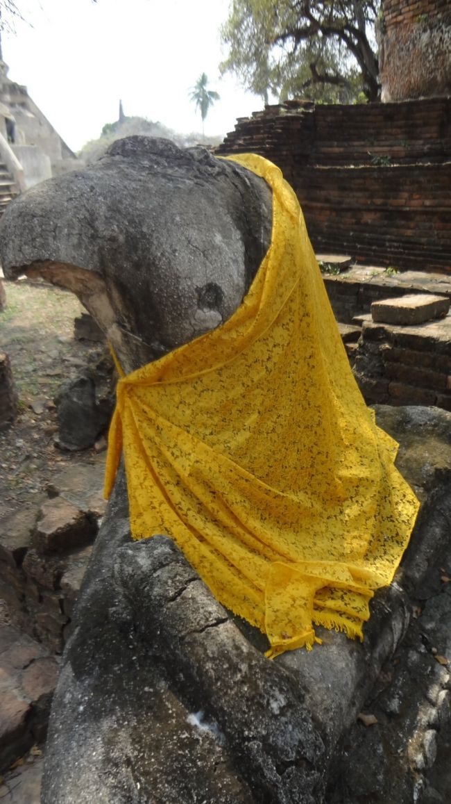 ツアーはアユタヤ遺跡4つとバンパイン宮殿、昼食がついています。<br />ロッティマイサイのお店にも行くような事が、予定には入っていましたが、お店で行ったのはガイドさんだけ。私たちは車から見ていました。私も買いたかった。<br />マイサイは、アユタヤのお菓子です。<br />昼食のビュッフェで食べることができました。おいしかった。<br />16時頃、ホテルに戻って来ました。<br />