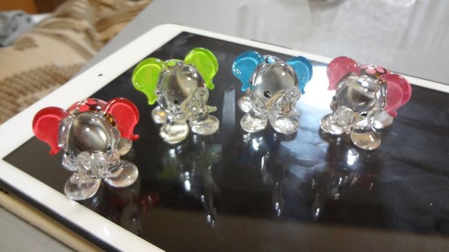 ガラスの象の置物100バーツ。お土産屋さんで購入。<br />見学後、駐車場に戻る時に、象の置物を「1000円、1000円」と言って売り子が来ます。要らないと言うと、しつこくされることなく、去って行きました。<br />しかし、三人(老夫婦と娘)のうちの、高齢のお父さんが、居ないと思ったら、売り子に捕まり、1000円で買わされ、さらに1000円をせがまれていました。慌てて娘さんが助けに行っていました。<br />ガイドさんいわく、高齢者を狙ってくると言っていました。<br />最初に言っておいてくれたらよかったのに。