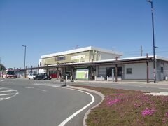 菊川きくがわ）駅



該駅は、明治２２年（１８８９年）４月１６日開業である。
但し、開業当時は 堀ノ内（ほりのうち）驛と称した。
該駅開業当時に於ける駅周は、小笠郡堀之内村所在の畑中に設置され人家も稀な地区だったが、同年７月１４日附 静岡大務新聞（現 静岡新聞）記事に於いて、
昔ノ微々タル一村落 今ハ同郷中屈指ノ場所トナリ其繁昌云カ如シ
との記述から、該駅開業に伴い急激な人口増加と該駅前に次々と運送旅館土産物等々店舗が開店した経緯が示されている。
明治２９年（１８９６年）度の輸送実績記録では、土地柄を反映し、該駅発送品第１位米、第２位茶、第３位木材の順位だった。
該駅は、駅前広場狭隘を理由に駅本屋位置移転が決定し、取敢えず、明治３５年（１９０２年）１１月１日に現位置に移転し、翌明治３６年（１９０３年）３月に第２代目駅本屋が設置された。
該駅開業当時に於ける金谷驛は崖面に接していた事から駅敷地を充分確保する事が困難な状態であり、此の為に長らく貨物取扱対しに制約を生じせしめ、該地方特産品たる茶葉出荷取扱は該駅が中心となった。
昭和２年（１９２７年）６月１０日に大井川鐵道が金谷-五和間を開通させたたが、該区間開通後も該制約から抜出られず、それ故、貨車取扱は大井川鐵道線内発着の連絡貨物扱として該鉄道から堀之内まで、連絡貨物列車が運転され、該駅構内改良工事竣工まで継続して運転された。
小笠郡堀之内町は近郷村々を合併した際に、町内中心部を流れる菊川に因み、昭和２９年（１９５４年）１月１日附で菊川町に町名改称された事を受け、昭和３１年（１９５６年）４月１日附で現駅名に改称された。
明治３６年（１９０３年）に改築された駅本屋、及び、跨線橋は、昭和１９年（１９４４円）１２月７日に発生した東南海大震災に依り損傷した為に修復して使用されていたが、継続使用は倒壊の危険有りと判定された事から、改築が決定され、跨線橋は昭和３６年（１９６１年）３月３１日、第３代目駅本屋は昭和４１年（１９６６年）４月に改築工事が竣工した。
http://railway.jr-central.co.jp/station-guide/shizuoka/kikugawa/index.html